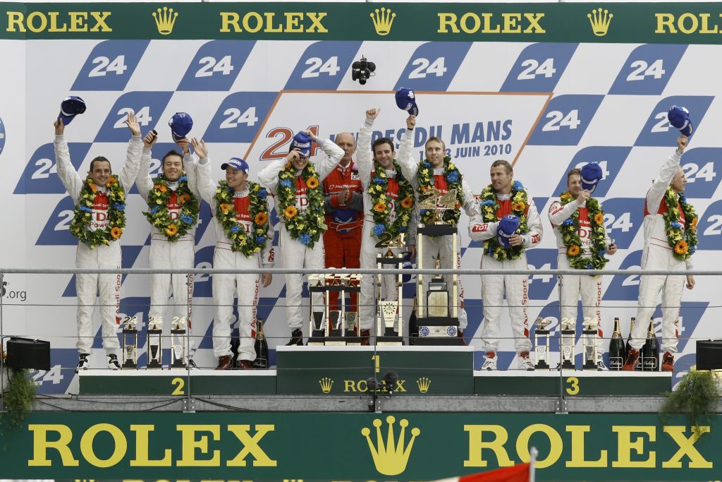 24h Le Mans 2010, Siegerehrung mit Benoît Tréluyer, André Lotterer, Marcel Fässler, Mike Rockenfeller, Dr. Wolfgang Ullrich, Romain Dumas, Timo Bernhard, Tom Kristensen, Allan McNish, Dindo Capello